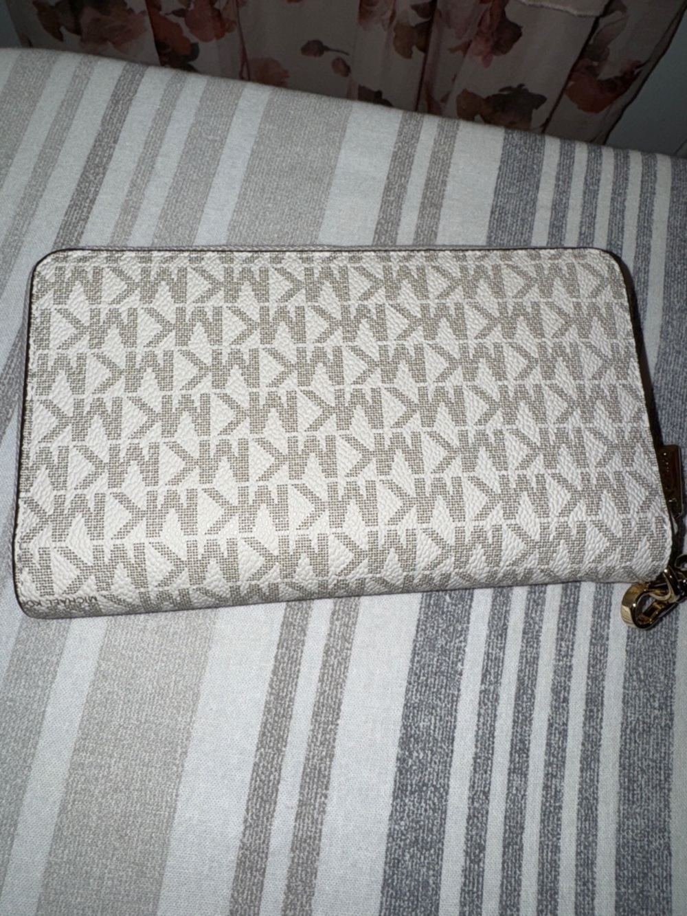 Michael Kors Beige/Chalk Signature Zip-Around Wristlet - Picture 2 of 4